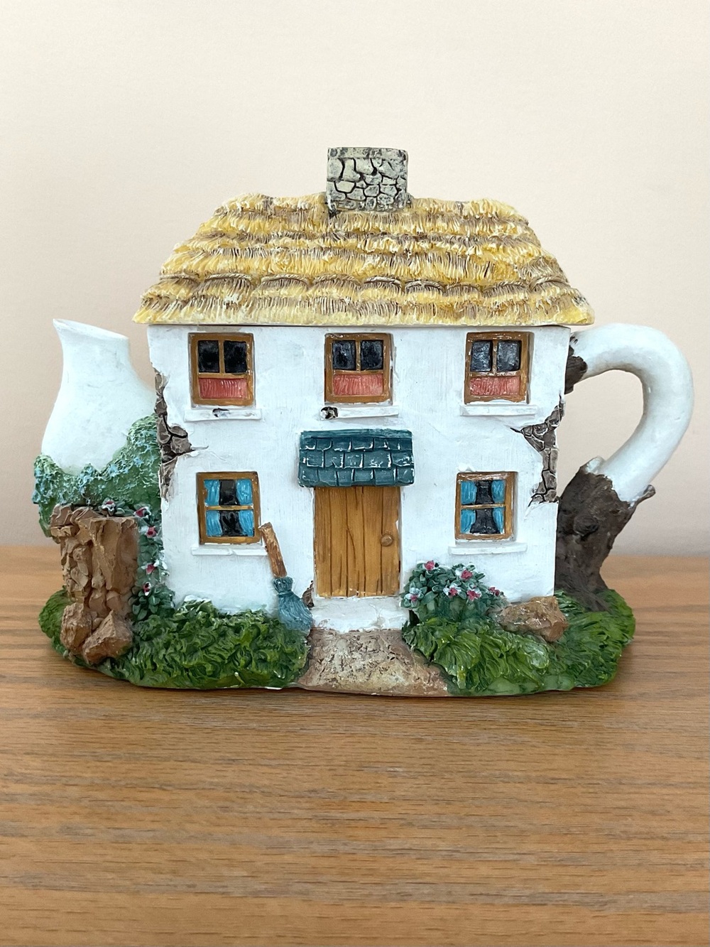 Katie O’Brien’s Cottage #33330 Tell Tale Teapot Cottage House Keepsake Box Decor
